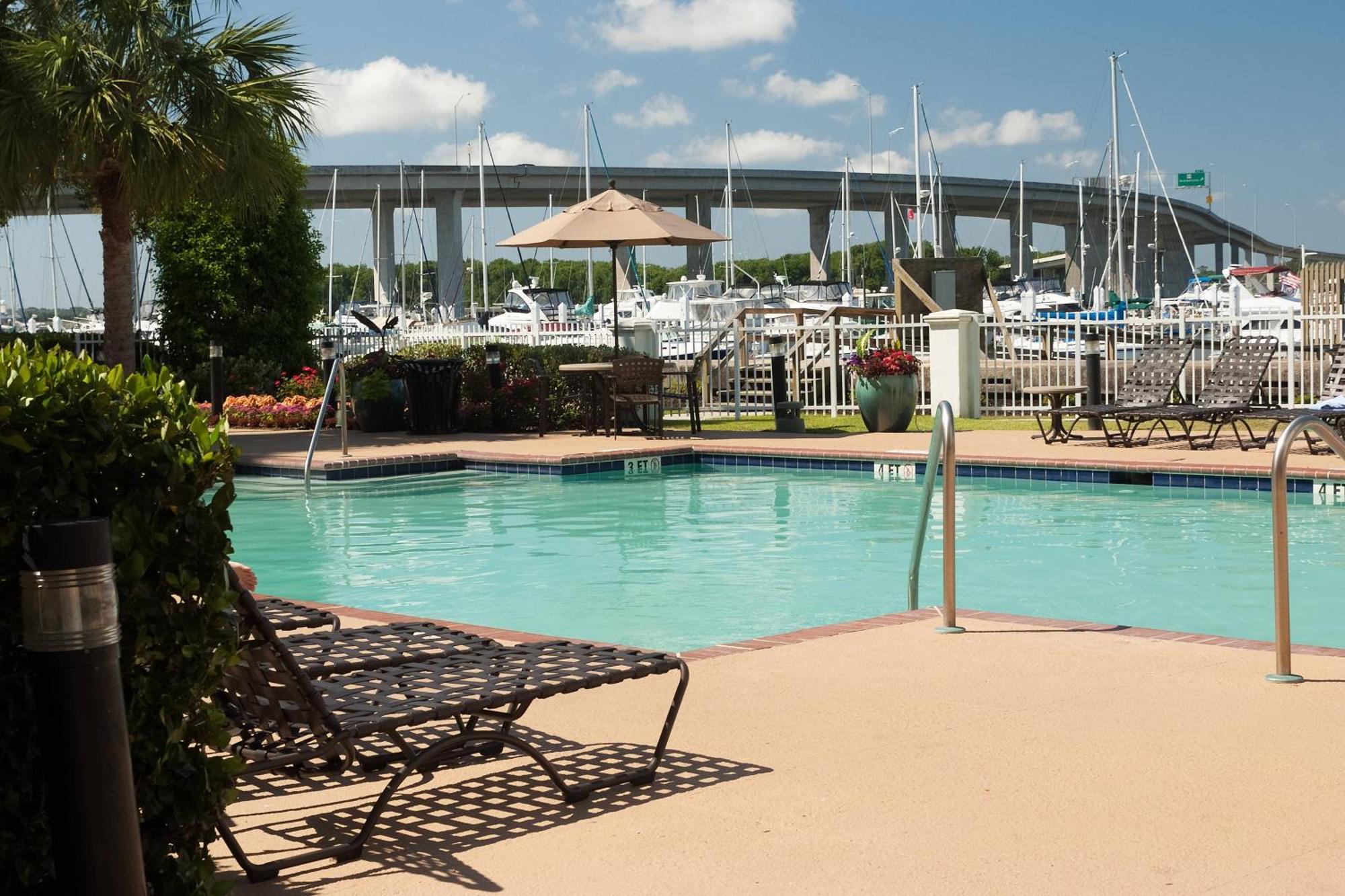 Courtyard Charleston Waterfront Hotel Buitenkant foto