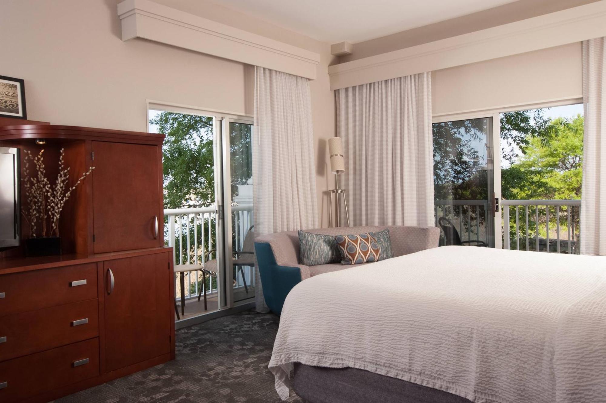 Courtyard Charleston Waterfront Hotel Buitenkant foto